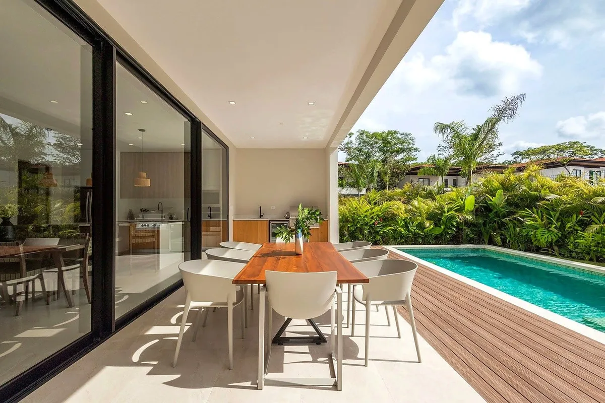 Covered terrace and private pool